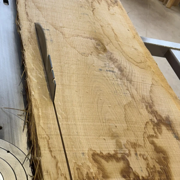 Débit de bois massif sur une scie à format